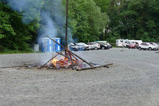 Entzünden des Johannifeuers (Foto: Karl-Franz Thiede)